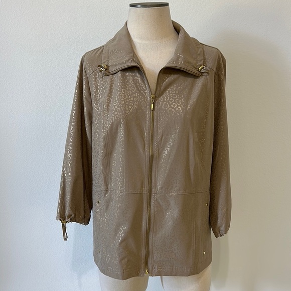 Zenergy by Chico’s Beige Gold Leopard Print Zip-Up Jacket Size 2 - Picture 2 of 11